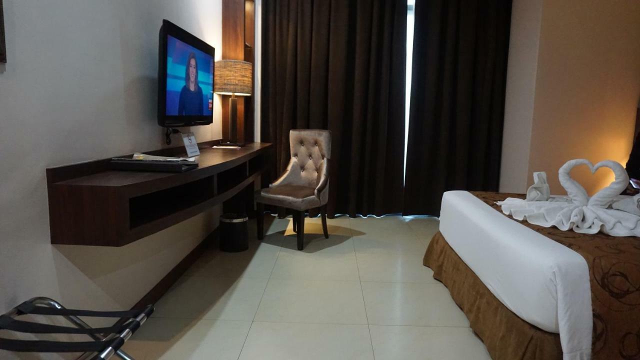 Kew Hotel Tagbilaran Exterior photo